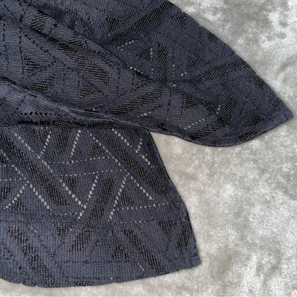 Banana Republic Crochet Crewneck Top Long Sleeve with Slit Sides Size Medium - Picture 4 of 8